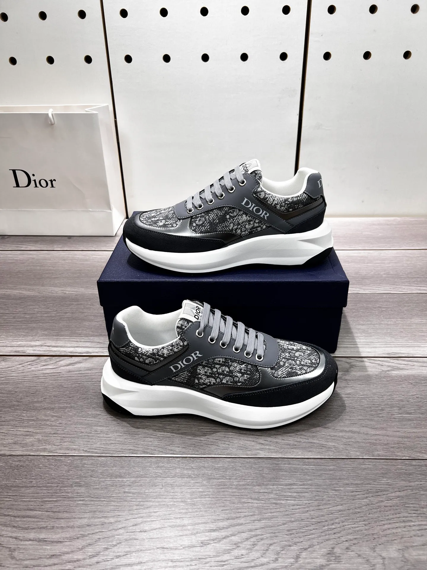 Factory price: 440💰Dior official website new style🎁🎁fashionable casual men's shoes👟, popular style💥simple and elegant version, exclusive for trendy men. Unique official website latest brand elements 👑original decoration, fashionable and generous, imported first-layer cowhide with original fabric✅breathable mesh lining, official website designated wear-resistant casual outsole, counter classic model taken in kind🎬Four colors available, code 38-44. Can be customized 45 non-returnable